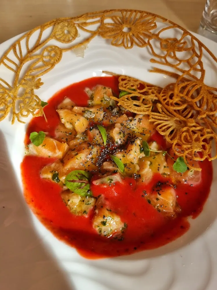 Tartare de Saumon Soupe Aux Fraise